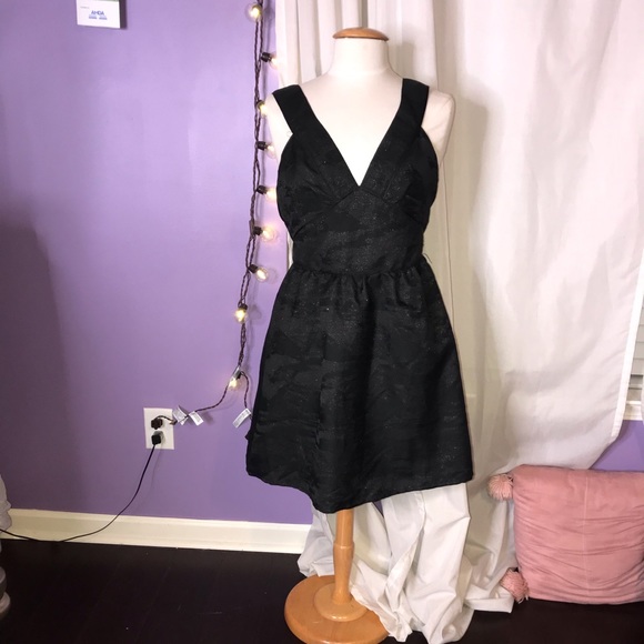 Women’s mini Flare dress V Halter Cut - Picture 3 of 3